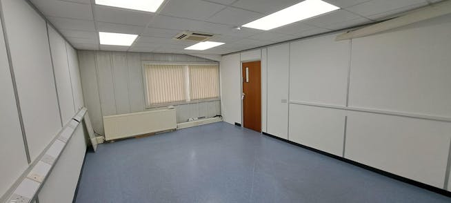8 Lakeside Business Park, Sandhurst, Offices To Let - first floor office.jpg