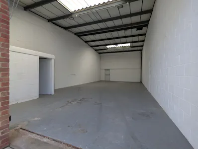 Unit 30, Watford, Warehouse To Let - PXL_20260703_082827013.jpg
