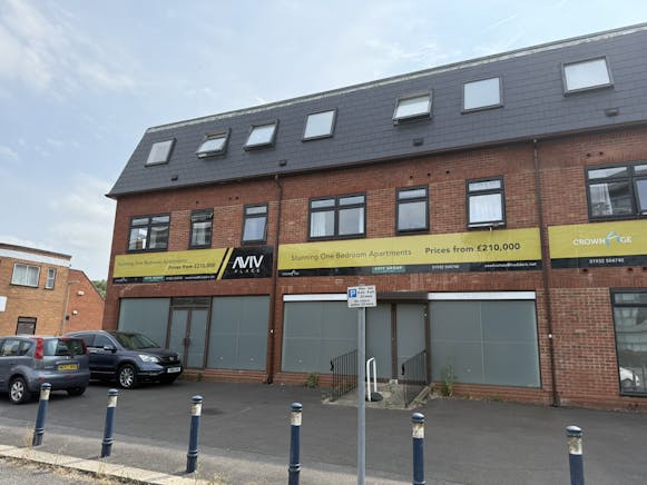 244-256 Station Road, Addlestone, Retail To Let - IMG_3763.JPEG