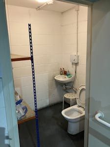 2B Enterprise Trading Estate, Southall, Warehouse To Let - 2b Enterprise - WC.jpg