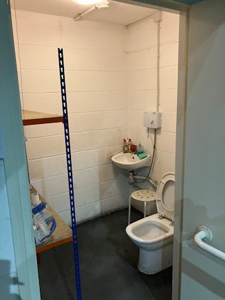 2B Enterprise Trading Estate, Southall, Industrial To Let - 2b Enterprise - WC.jpg