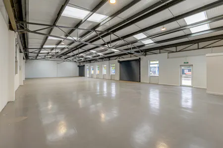 Units 2-4 The Point, Aylesbury, Industrial To Let - 112372_Unit 2 3 The Point (9).jpg