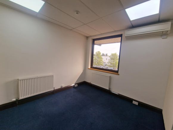 Unit 57 Tempus Business Centre, Basingstoke, Industrial To Let - 20260409_101844.jpg