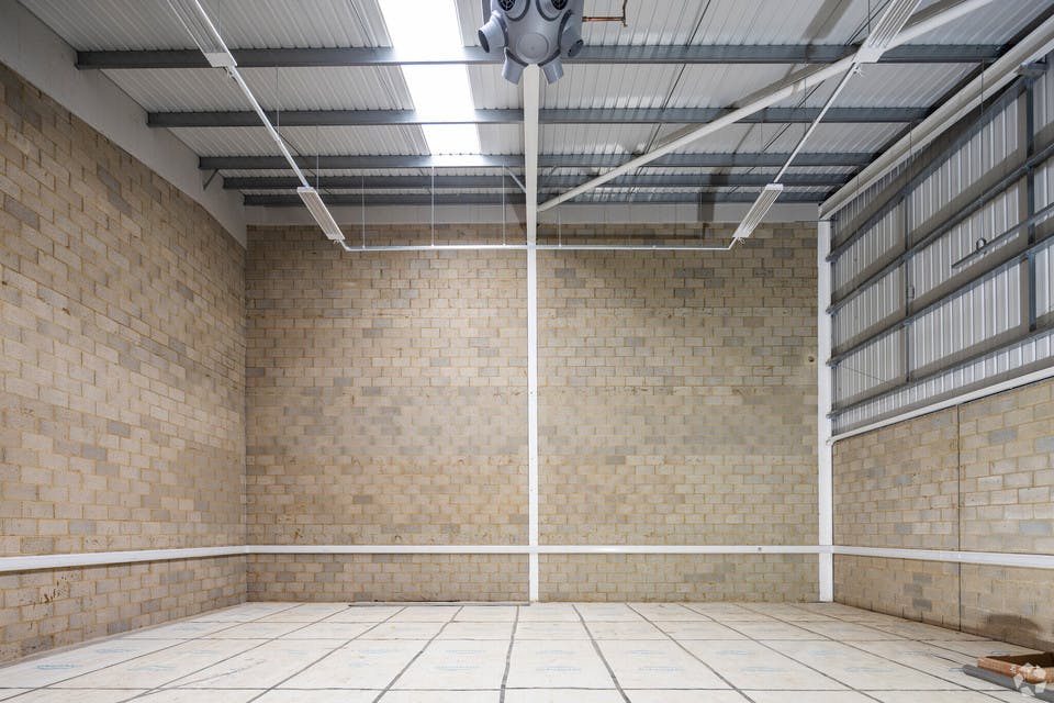Industrial Unit in Thamesmead - photo 3