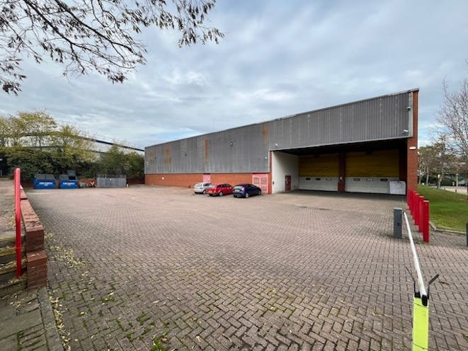 Unit 2 The Business Centre, Wokingham, Industrial / Warehouse To Let - Yard 6.jpg