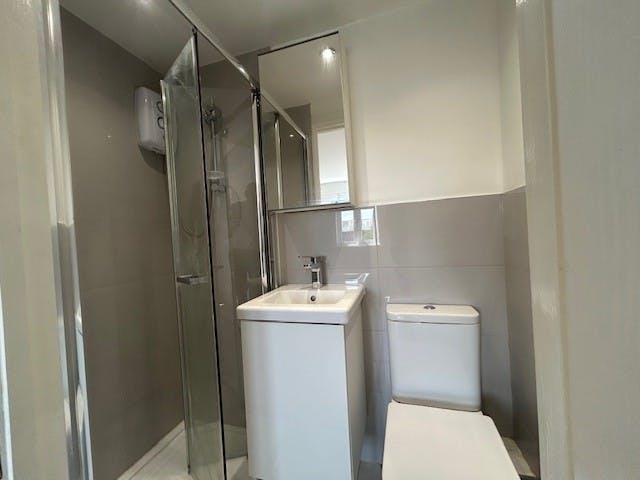 59 and 59a Victoria Street, Windsor, Investment / Residential / Retail For Sale - Bedroom 2 en suite.jpg