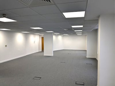 84 North Street, Guildford, Office To Let - PXL_20241108_131204273.jpg