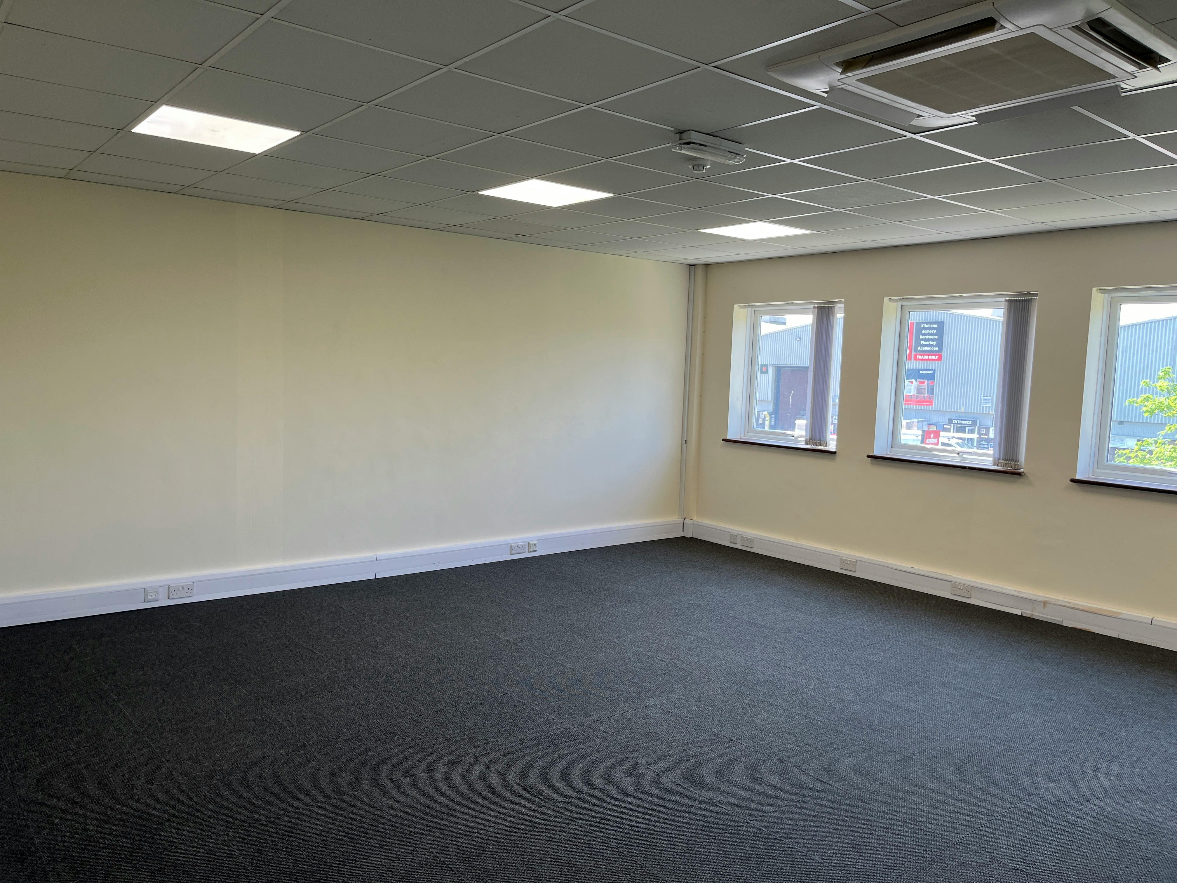 Unit 7, M40 Industrial Estate, Blenheim Road, High Wycombe, Industrial To Let - 20250428_124844313_iOS.jpg