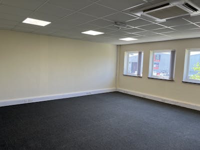 Unit 7, M40 Industrial Estate, Blenheim Road, High Wycombe, Industrial To Let - 20250428_124844313_iOS.jpg