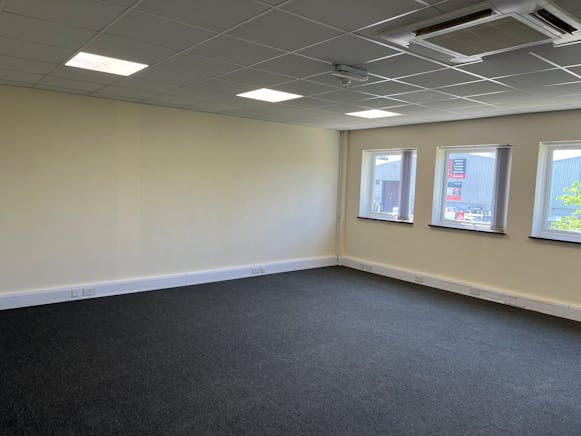 Unit 7, M40 Industrial Estate, Blenheim Road, High Wycombe, Industrial To Let - 20250428_124844313_iOS.jpg