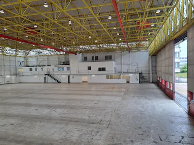 Iain Stewart Centre, Beehive Ring Road, Gatwick, Industrial / Warehouse To Let - 20260608_144101.jpg