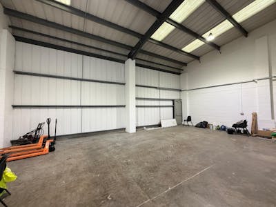 Unit 12, Vale Industrial Estate, Aylesbury, Industrial To Let - IMG_7190.JPG