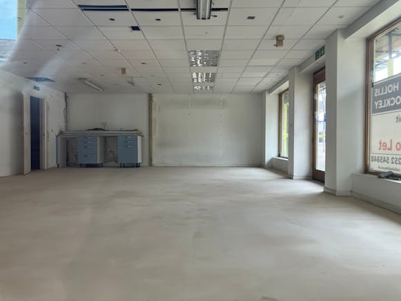141-143 High Street, Crowthorne, Retail To Let - August 2025 internal.jpg