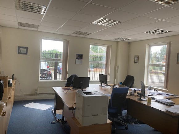 Ground Floor 39 Guildford Road, Lightwater, Offices To Let - main office.jpg