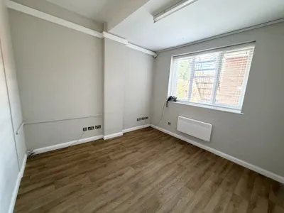 12C Worplesdon Road, Guildford, Office / Retail To Let - 1d2f1fc5-edec-4ffa-a601-04788330ab86.jpg