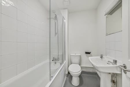 Woodlands Park Road, London, Maisonette To Let - Bathroom
