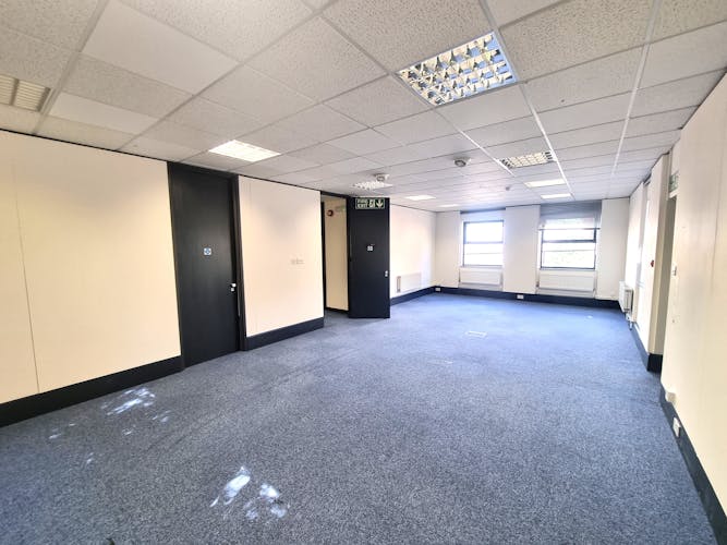 Bentley House, Horsham, E (commercial/business and service) / Office To Let - 20230901_122003.jpg