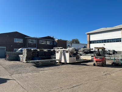 Unit B Bradleys Business Centre, Feltham, Warehouse To Let - B Bradleys Business Centre - Yard.jpg