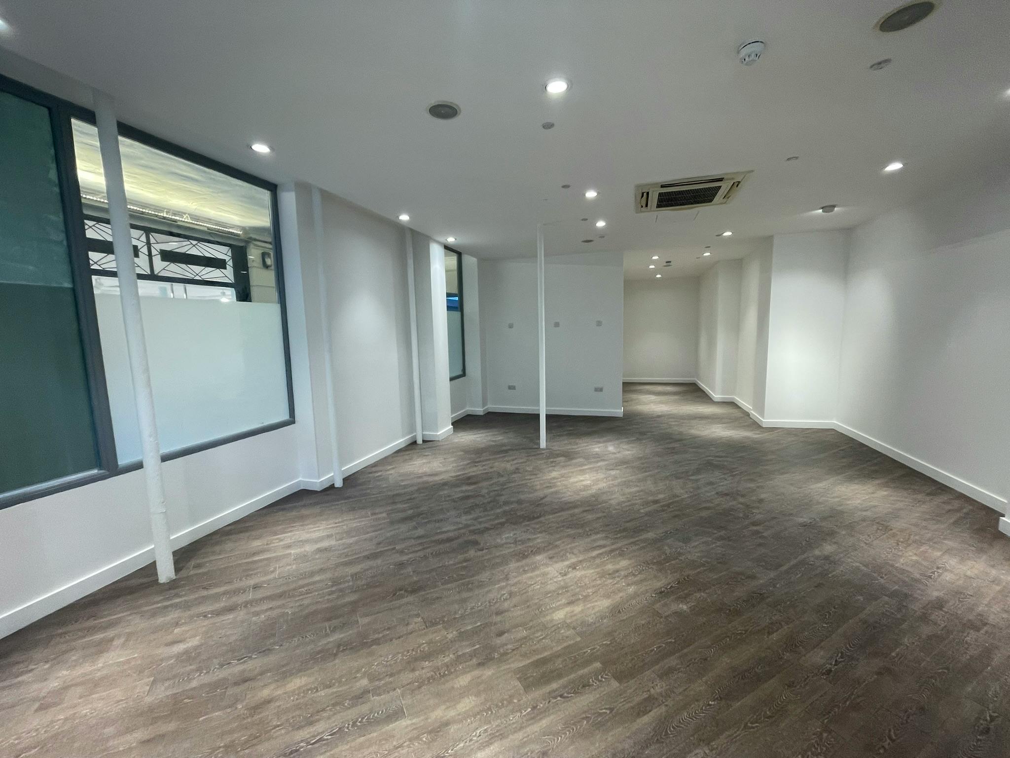 Retail/Shop in London - photo 2