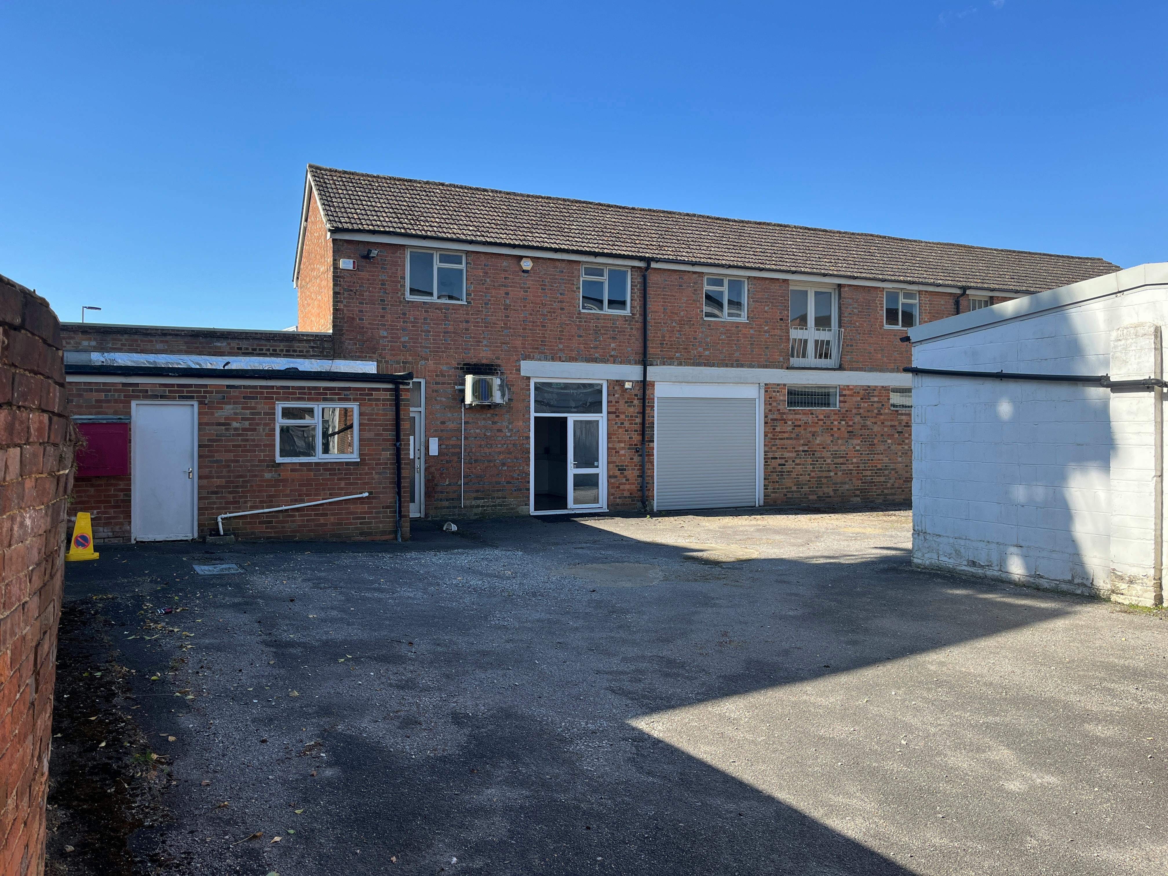 37 Bishopric, Horsham, Industrial / Office To Let - WEB IMG_7647.JPG