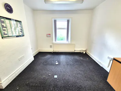6 Howard Street, Glossop, Office To Let - 20260602_162242.jpg