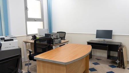 Prime office space, Qurum, Muscat To Let - 01 Single table.jpg