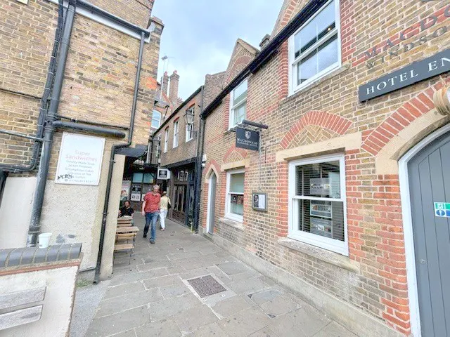 2 Acre Passage, Windsor, Office / Retail To Let - Passage i.jpg