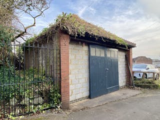 Victorian Garage, R/o 72 New Bedford Road, Luton, Industrial To Let - 1.JPG