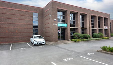 952 Yeovil Road, Slough, Industrial / Warehouse To Let - 952 Yeovil Road 1.jpeg