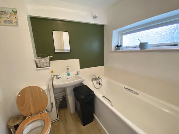 47-47a High Street South, Dunstable, Retail For Sale - IMG_1982.JPG