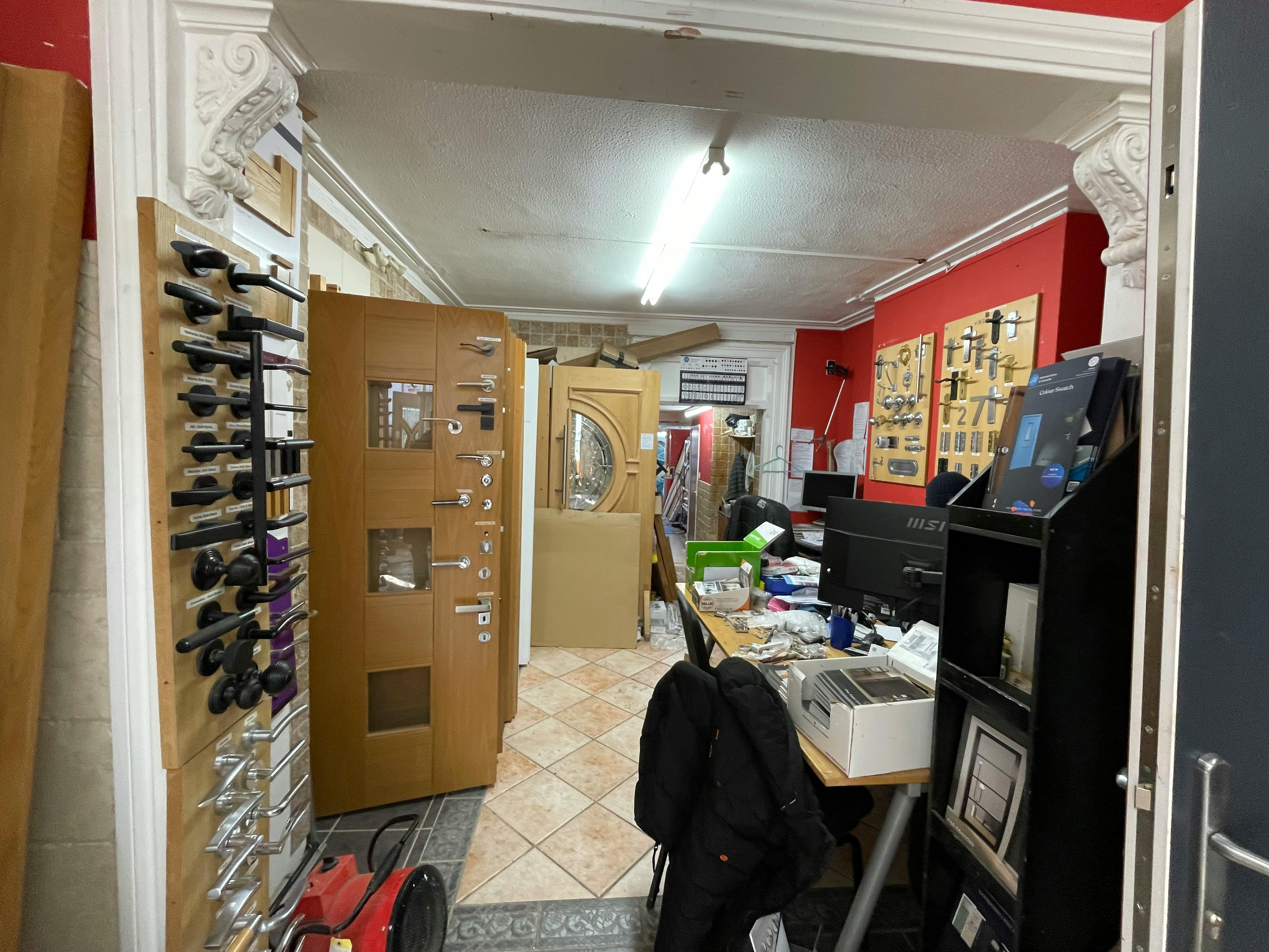 Retail/Shop in Buckhurst Hill - photo 4