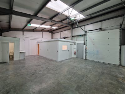 Unit G3, Hyde, Industrial/Logistics To Let - 20230427_123613.jpg