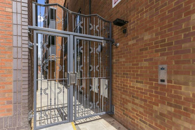 Prominent Unit, 21a Buckingham Street, Aylesbury, Retail To Let - Photo 3