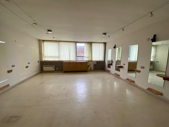 60 High Street North, Dunstable, Retail To Let - IMG_2531.JPG