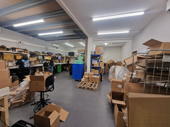 Unit 4 The Rutherford Centre, Basingstoke, Industrial To Let - 20251118_161717  Unit 4.jpg