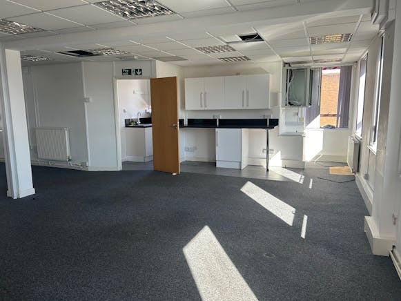 10-12 Denmark Street, Wokingham, Offices / Retail To Let - 9.jpg
