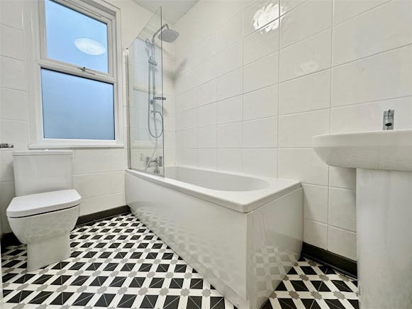 64 Broadway, Leigh-on-Sea, Investment / Retail For Sale - mx202cp0WAPu0DEH05oA.jpg