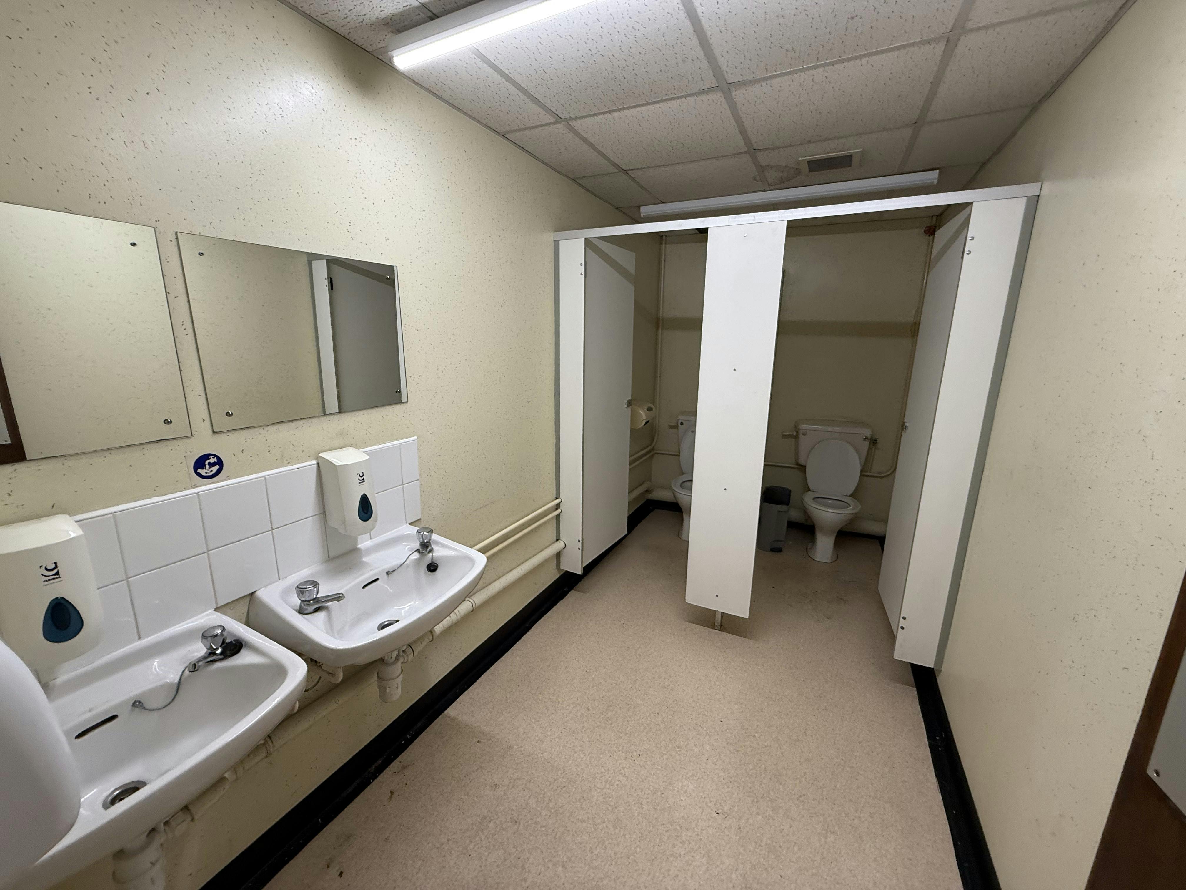 Unit 25, West Rivergate Shopping Centre, Peterborough To Let - 1st Floor WC.jpg