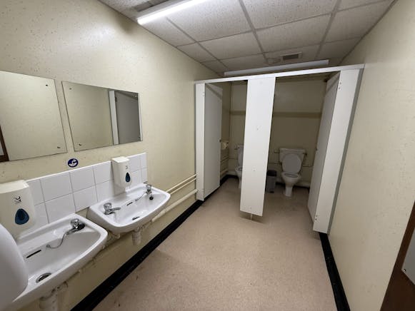 Unit 25, West Rivergate Shopping Centre, Peterborough To Let - 1st Floor WC.jpg