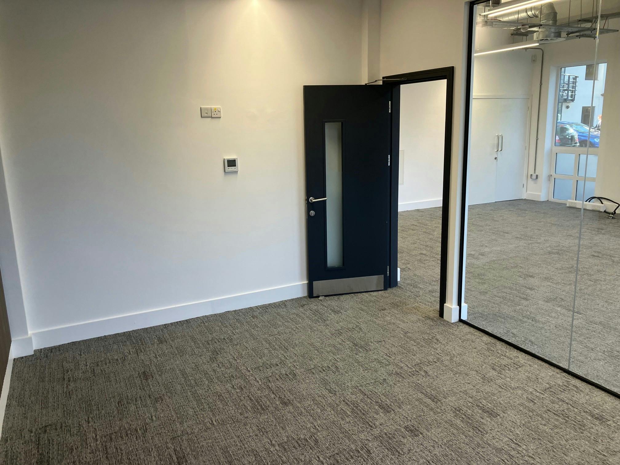 Office in Staines-upon-Thames - photo 4