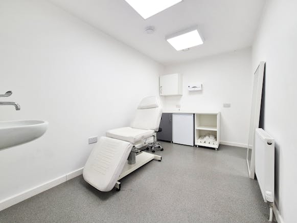 1827 Maryhill Road, Glasgow For Sale - room2_1.jpg