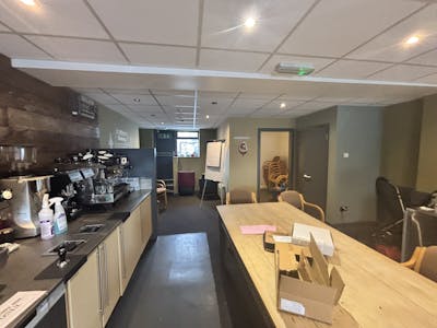 38 Market Street, Eastleigh, Cafe (A1) / Investment For Sale - IMG_7764.JPEG