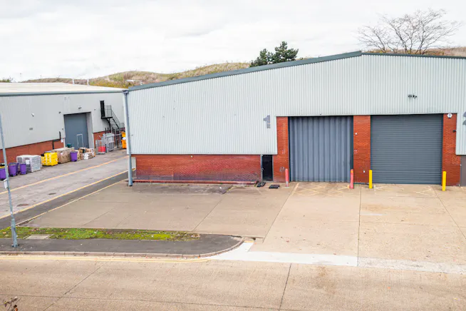 Unit 1 Airlinks Industrial Estate, Heston, Industrial / Warehouse To Let - 1.jpg