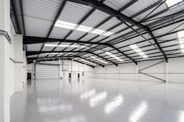 Units 3 & 4, Bracknell Business Centre, Bracknell, Industrial To Let - DSC07342.jpg