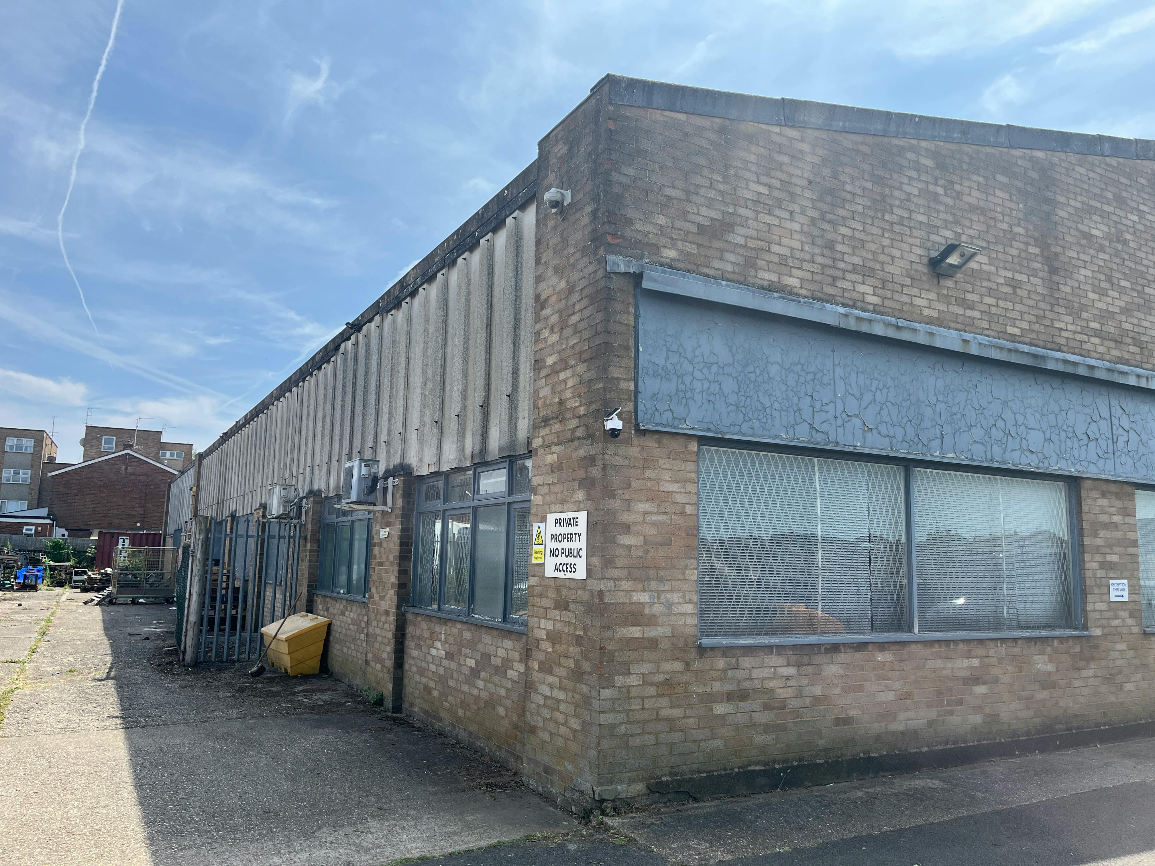 The Warehouse, Aylesbury, Industrial To Let - 20250617_130736512_iOS.jpg