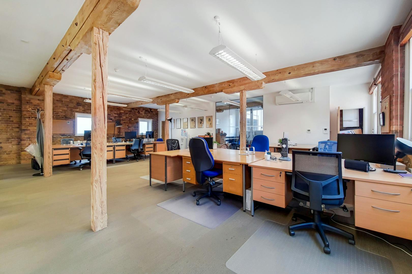 Retail/Shop in London - photo 4