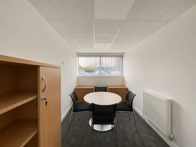 12 Mark Road, Hemel Hempstead, Industrial / Office To Let - C0DU-93N.png
