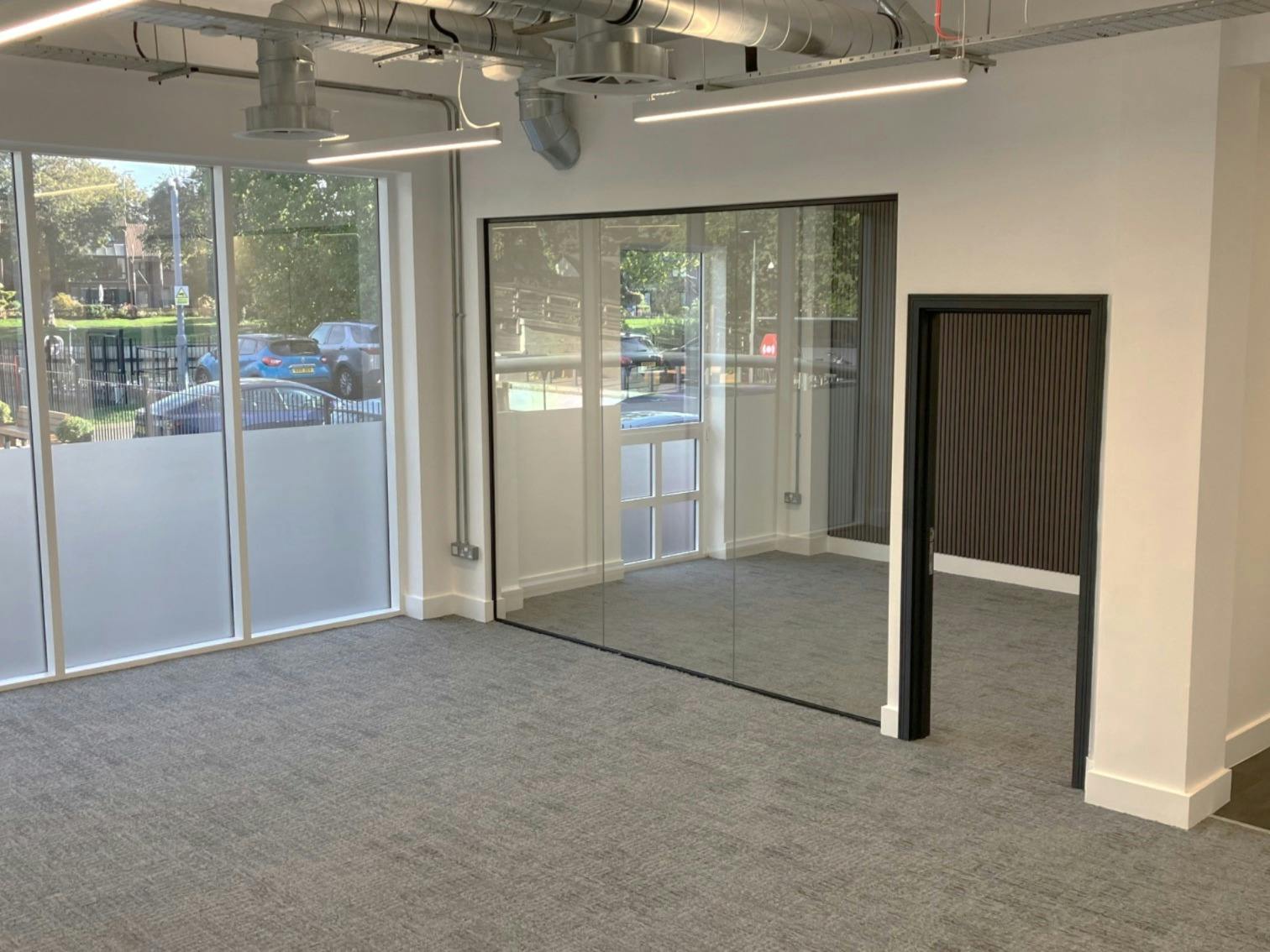 Office in Staines-upon-Thames - photo 2