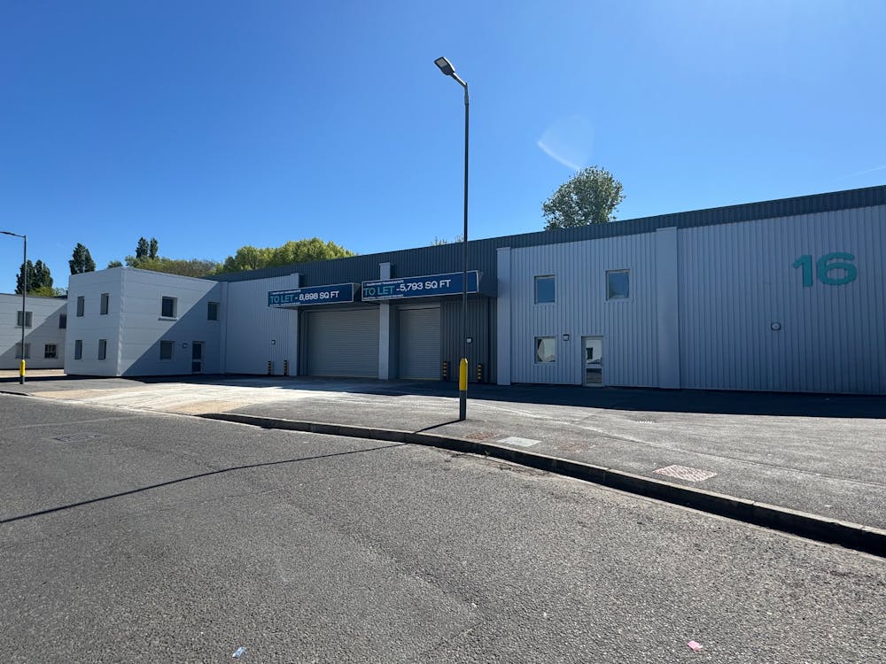 Units 14 Saxon Way Trading Centre, Saxon Way - IMG_2758.JPG