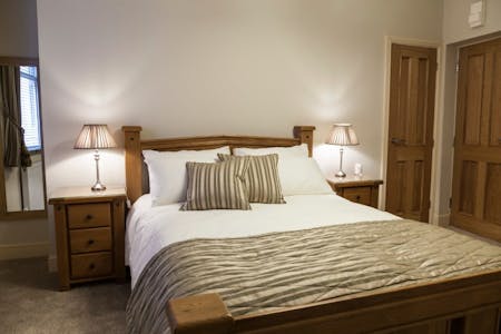 Parkers B&B and Restaurant, 1 Short Bridge Street, Y Drenewydd, Leisure For Sale - room2_4.jpg